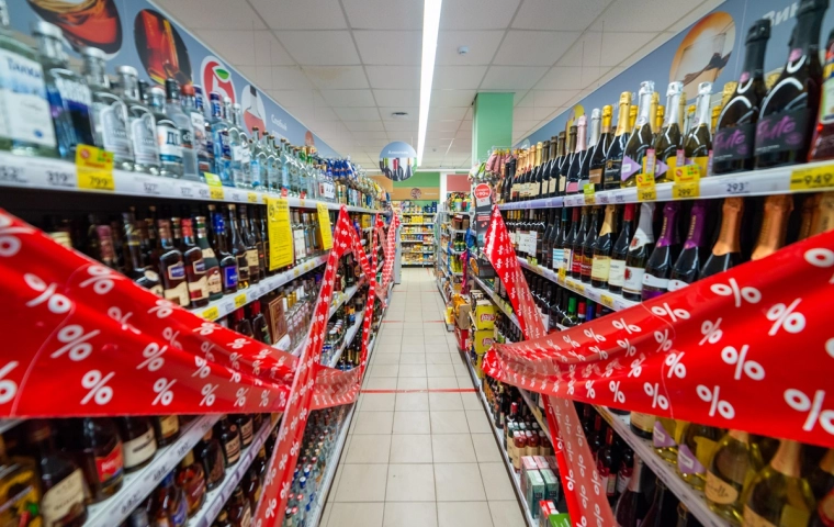 Zakaz sprzedaży alkoholu na stacjach benzynowych dzieli Polaków