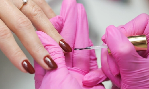 Z odpadów do luksusu. Grafenowe cząstki w hybrydach do paznokci