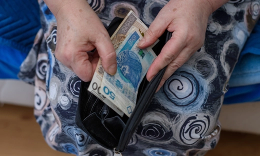 Ponad trzy czwarte Polaków nie ufa, że ZUS zapewni im godziwą emeryturę. Oszczędza tylko co piąty