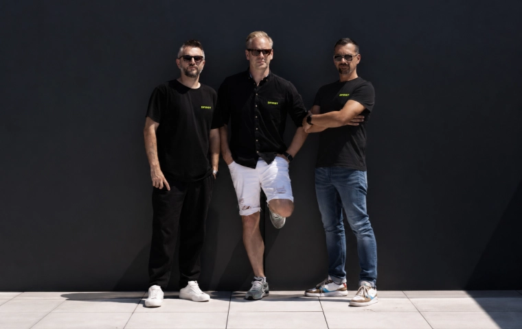 Wirtualny zespół kreatywny w panelu sklepu, czyli DFIRST AI wchodzi do Shopera. Co to oznacza dla rynku?