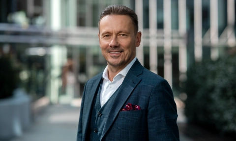 AI nie wdraża się jednym przyciskiem. Dariusz Piotrowski o skutecznych wdrożeniach sztucznej inteligencji