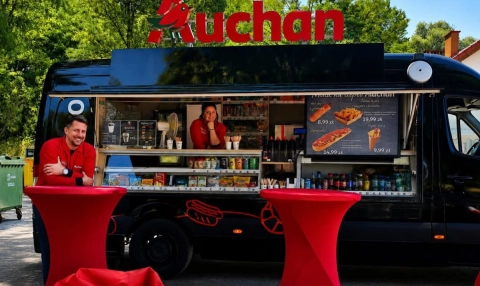 Auchan wyjeżdża z marketów na plaże. Sieć stawia na street food