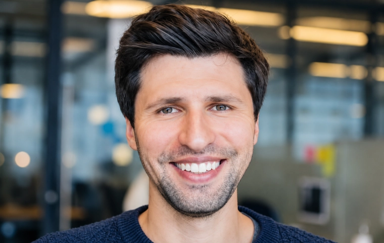 Polak w jednym rankingu z szefem Google DeepMind i twórcą ElevenLabs. Jego AI sprawdza wniosek o kredyt w 5 minut